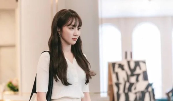 《连线》明星郑有敏结婚并怀孕后与韩石圭的 Clover Company 签约