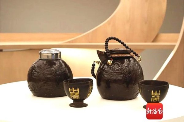 海南风光椰雕不锈钢内胆茶具（椰雕）。 省文化馆供图
