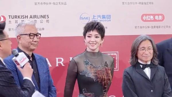 上海电影节,章子怡一头短发,配一件红黑色拼接长裙亮相红毯