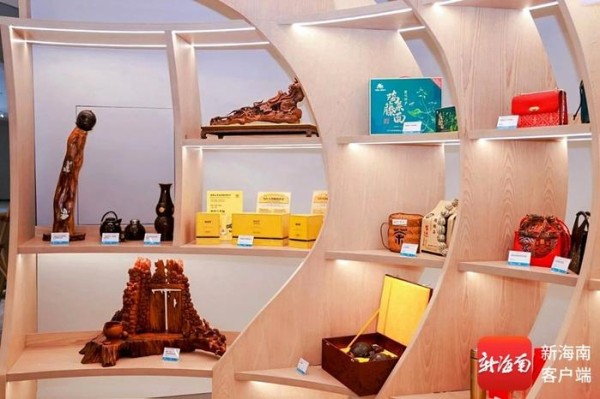 省文化馆展出的非遗文创产品。 省文化馆供图