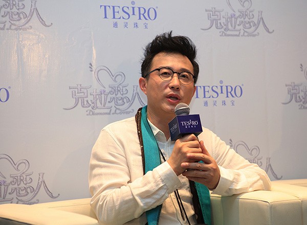 乐朗酒庄庄主接受采访
