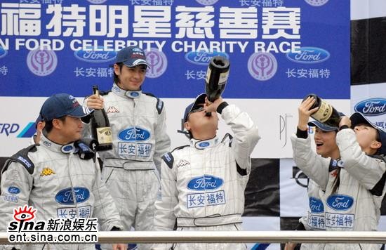 图文:梦舟赛车明星队--畅饮庆功酒