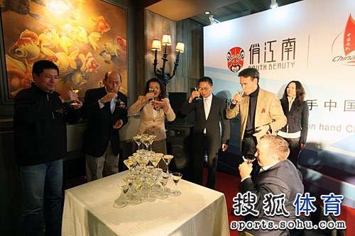 图文：美帆中国之队庆功会 嘉宾畅饮庆功酒