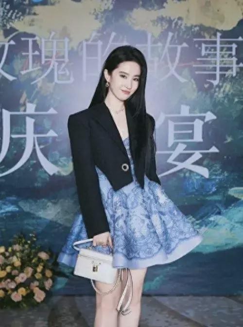 刘亦菲彭冠英同框，庆功宴热闹，网友热议