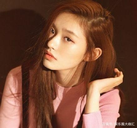 林允参加明星慈善夜走红毯，遭吐槽腰和胳膊都粗了
