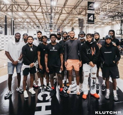 NBA巨星罕见同框合影引爆社交媒体球迷疯狂围观