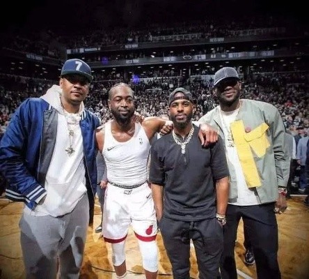 NBA巨星罕见同框合影引爆社交媒体球迷疯狂围观