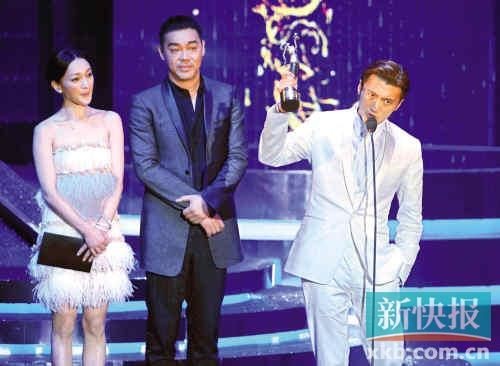 ■2011年,谢霆锋获封香港金像奖影帝,周迅、刘青云为其颁奖。(CFP资料图)