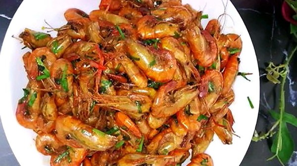 小江虾怎么做好吃呢？厨师教你这样做，色泽诱人，一口一个，下饭