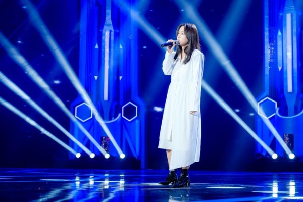 骆蕾赛后初次亮相《开门大吉》再度演绎《小半》引合唱