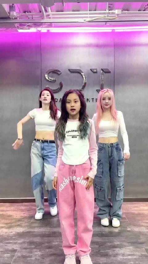 跳舞的时候就能看出来甜馨真的长高了好多