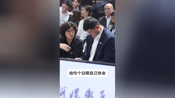 姚叶夫妇的平凡生活，姚明很绅士，叶莉瞟白眼亮了