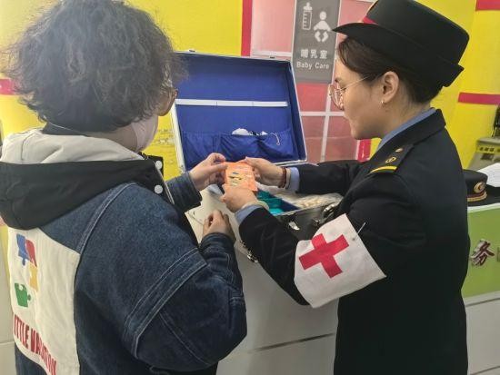 班组值班员为旅客讲解基础外用药的用法及注意事项 张聪摄