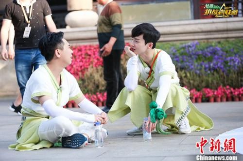 　白凯南沈凌两人讨论中