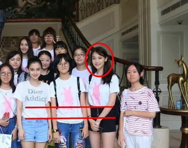 被粉丝抢镜的十位女星, 赵丽颖也不例外, 关晓彤不是最惨的
