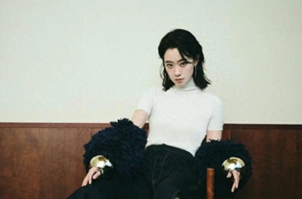 张小斐经历三次情感波折，尽管事业蓬勃发展，但至今仍未