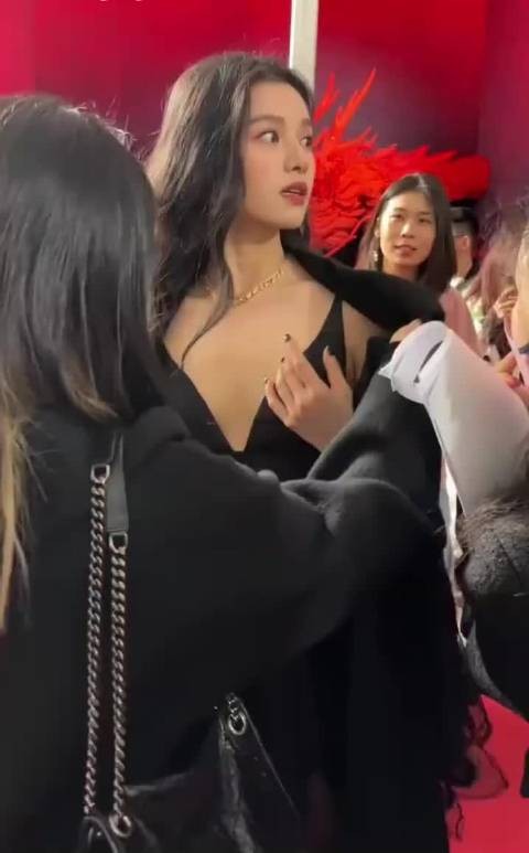张婧仪脱掉外衣,完美身材展现无遗