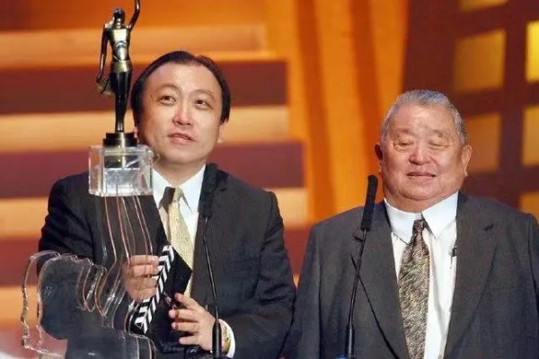 快乐铭记初心：娱乐圈十位优秀的星二代：

1，王晶，父亲王天林

2，陶喆，父亲陶大伟

3，葛优，父亲葛存壮

4，王骁，母亲王馥荔

5，陈佩斯，父亲陈强

6，六小龄童，父亲张忠义

7，杜淳，父亲杜志国

8，杨洋，父亲杨国平

9，谢霆锋，父亲谢贤

10，张若呁，父亲张忠义