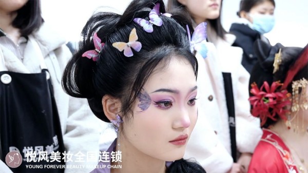 “学影视化妆包剧组就业”骗局揭秘