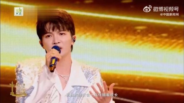 举一杯全力以赴敬时光,无声的岁月仓促又漫长,纵有悲伤失望,也有如愿以偿