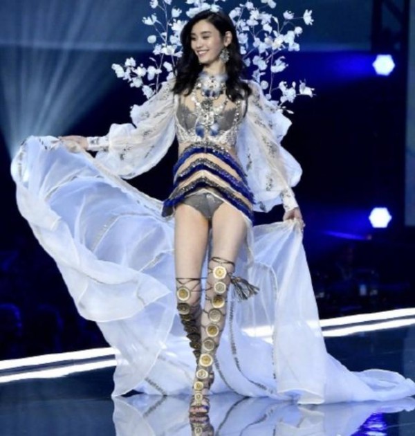 维密7位中国超模合集，维密亲闺女何穗美到发光，王艺一言难尽！