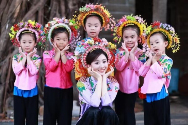 多位明星来泉州体验渔女文化——“把幸福和好运戴头上！”