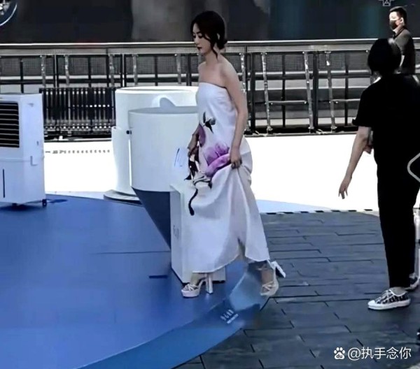 一张照片让整个娱乐圈炸开了锅。 ...@执手念你的动态