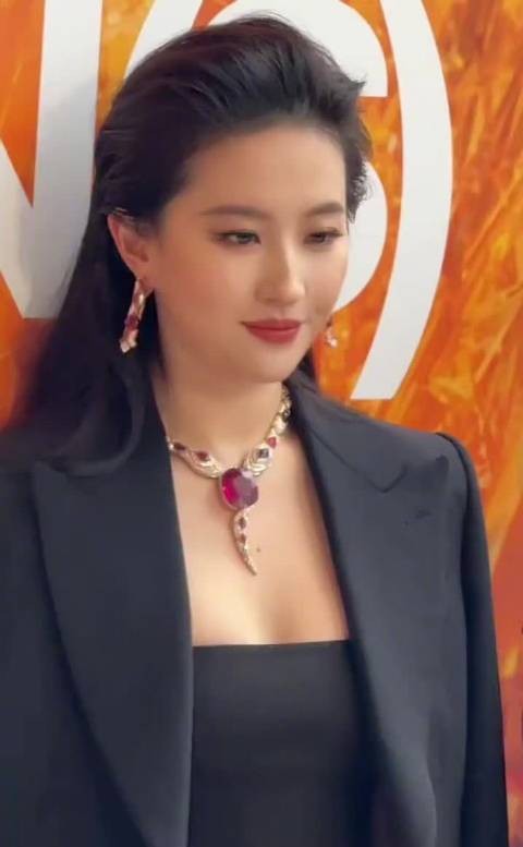 刘亦菲还是太权威了，拍她的人全是放大再放大捕捉我们女王的美