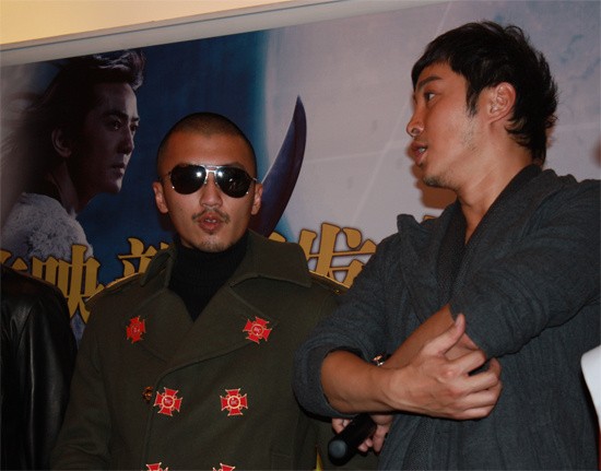 谭耀文谢霆锋《风云2》敌对首映礼上谈笑风生