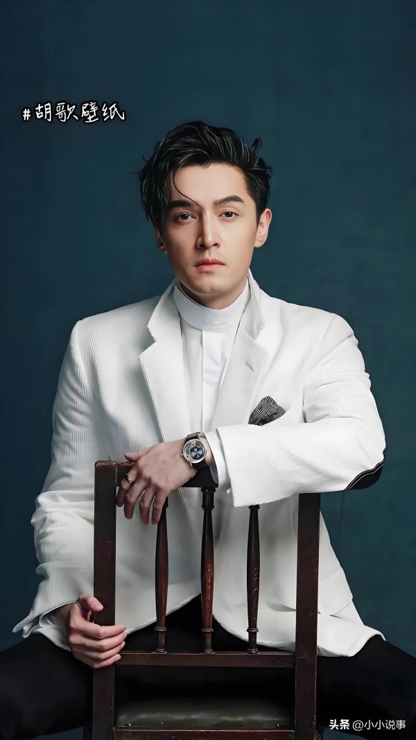 小小说事：咱今天聊聊胡歌，他在上海徐汇区长大，从上海戏剧学院毕业后，在演艺道路上一路开花，演员、歌手、制片人身份自由切换，妥妥的全能艺人。
 
胡歌小时候性格内向，父母为了让他能更开朗，就送他去考上海电视台小荧星艺术团，他从3万个孩子里脱颖而出，真是天赋初显。学生时代，他当过大队委员、广播台台长，还参与央视《爱的奉献》MV拍摄，1996年成了《阳光少年》主持人，能力那叫一个强。
 
2005年，他...