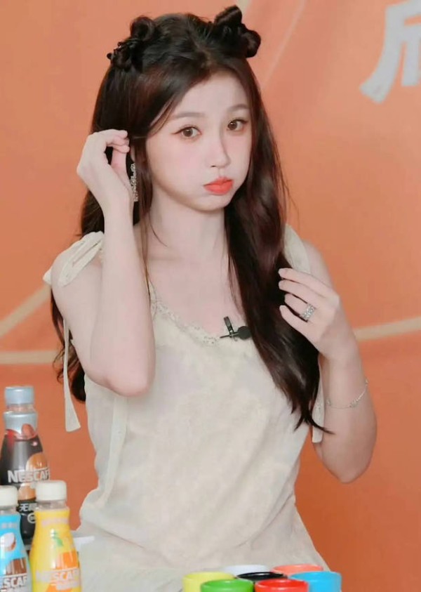 虞书欣甜美可爱。