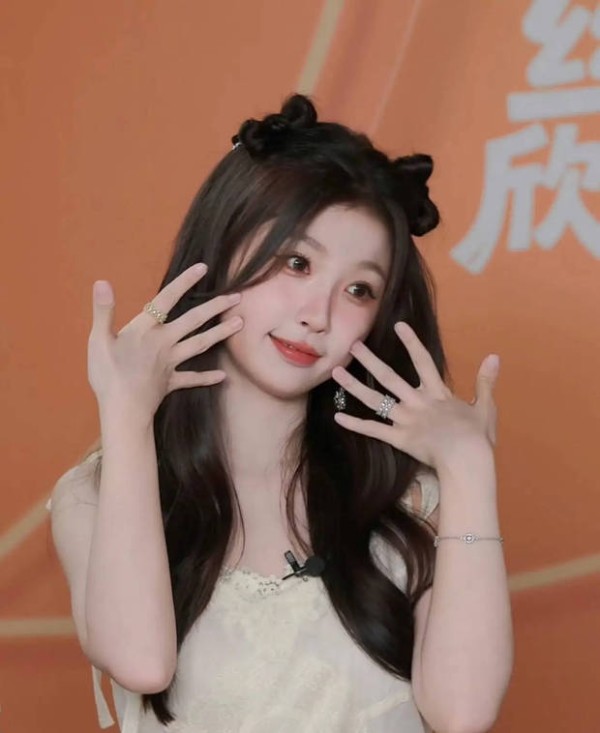 虞书欣变身小猫。