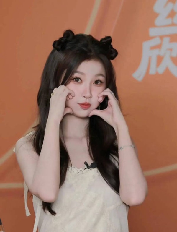 虞书欣对镜比心。