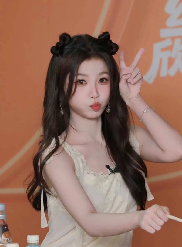 虞书欣少女感十足