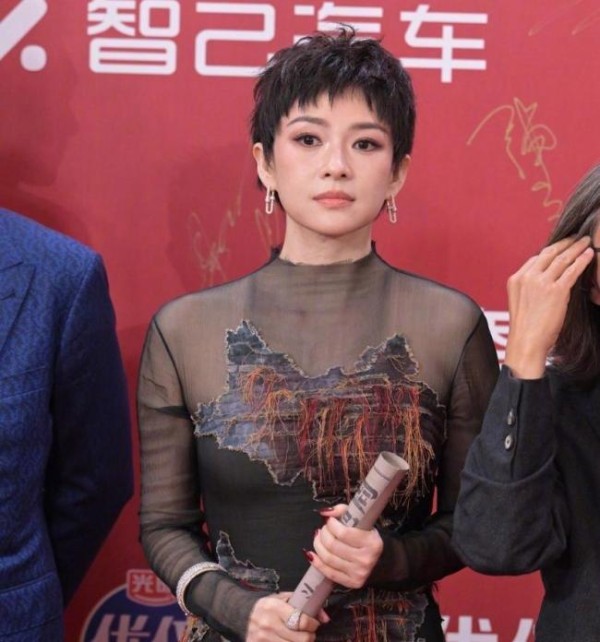 章子怡短发亮相 网友直呼像老年人