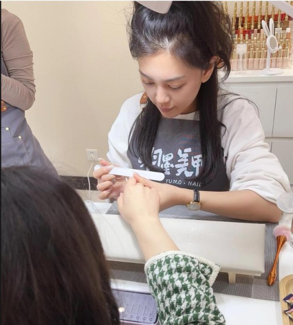 明星光环下的新篇章：秦羽墨的美甲店传奇