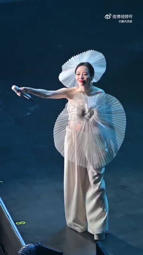家人们谁懂啊!张靓颖巡演海报从“魔女”秒变“神女”,美到失语!