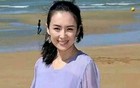 章子怡的早年沙滩照，年轻漂亮，气质优雅，微微一笑好温柔