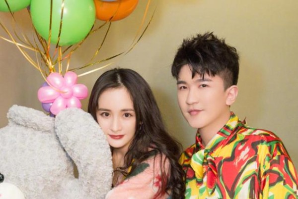 杨幂庆生半个娱乐圈来庆祝，粉丝娱评暗戳较量，热巴尴尬了