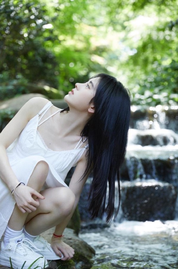 时隔35天，鞠婧祎终于更新了动态，晒出近照令粉丝感慨万千