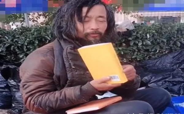 她本是位平面模特，因长相酷似刘亦菲网上走红，收入堪比一线明星