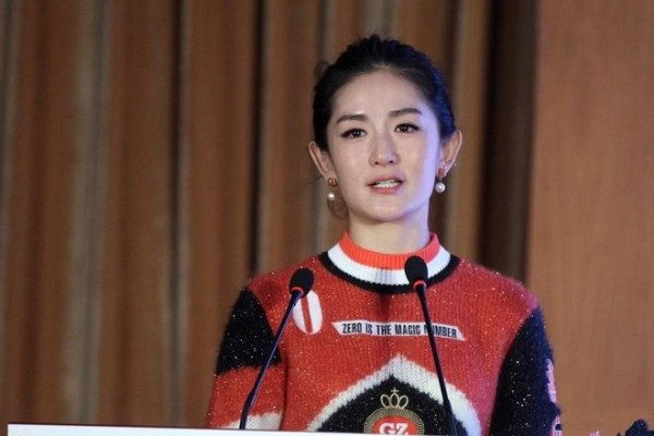 明星成名不忘做公益，她两年拿10万做奖学金，他18年建学校108所