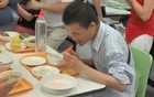 太气愤！韦神北大吃饭遭多人强行合影，本人表情惹人心疼！