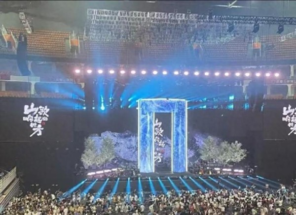 刀郎与徐子尧同台献唱《西海情歌》，新老歌手共谱动人旋律