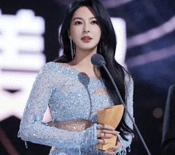 张雨绮大胆晒出‘游泳圈’，放飞自我成女明星界的真实担当！