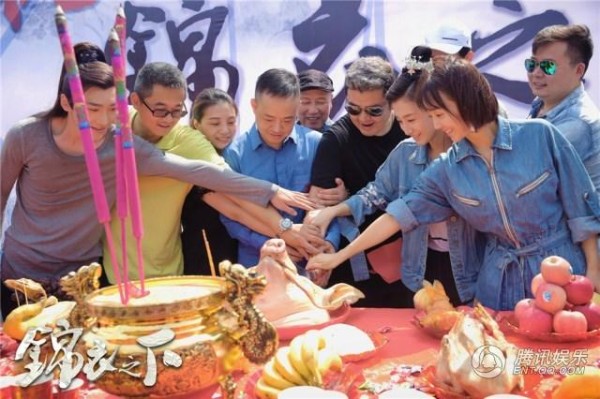《锦衣之下》今横店开机 任嘉伦谭松韵甜蜜来袭_娱乐_腾讯网