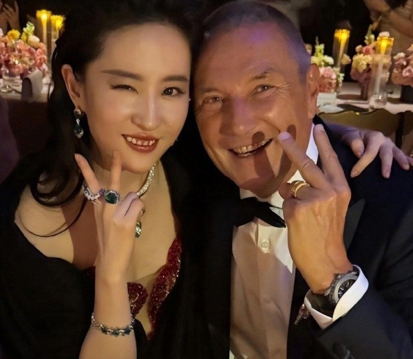 被“美国籍”困住的影后：刘亦菲玫瑰绽放的荆棘之路