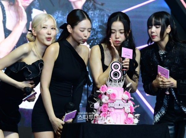 偶像组合品牌评价2024年12月的大数据分析结果显示,第一位是BLACKPINK,第二位是Seventeen,第三位是防弹少年团。韩国企业评价研究所为了分析偶像组合品牌评价大数据,从2024年11月1..