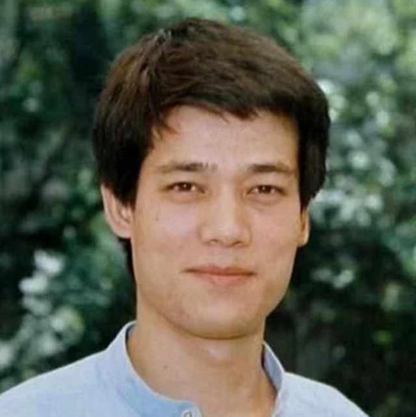 14岁出道演戏，跑多年龙套凭一角色成名，如今女儿貌美也演戏！