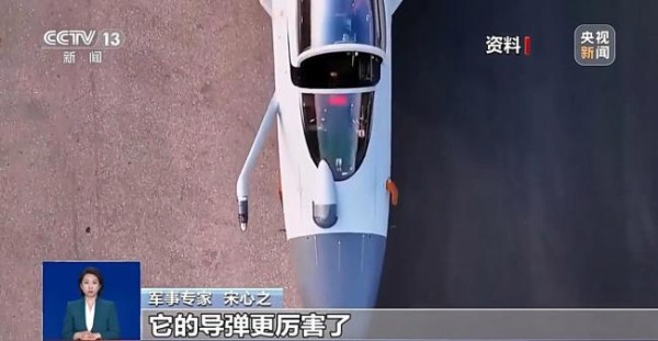 歼10CE模型亮相巴黎航展引外国人围观 成航展明星展品